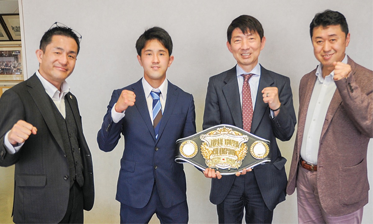 ベルトを持つ今校長と米多朗さん(右)、新田会長