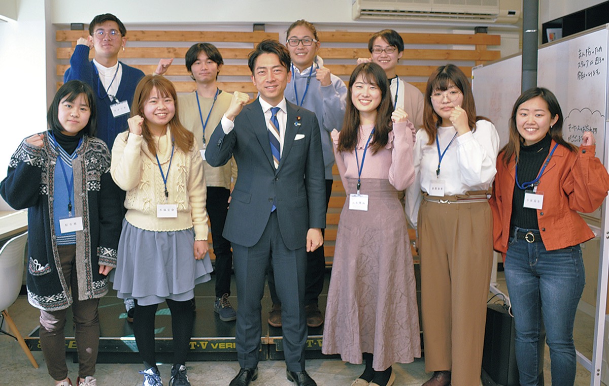 小泉氏（中央）とメンバー