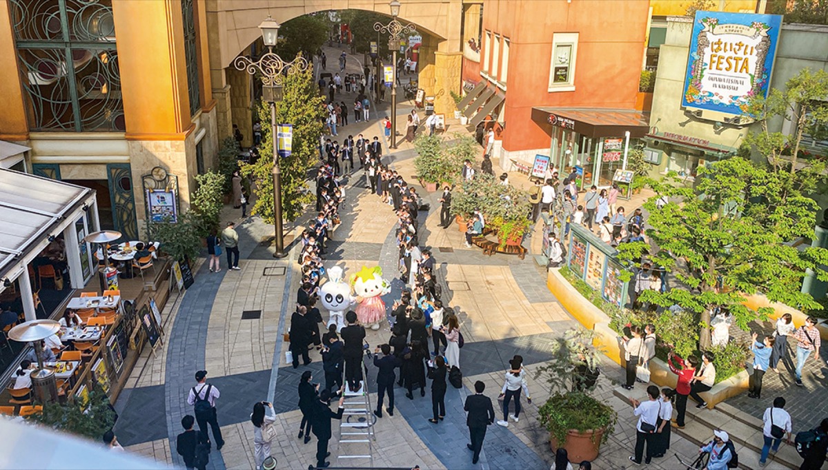 会場に集まった大勢の人が祝福