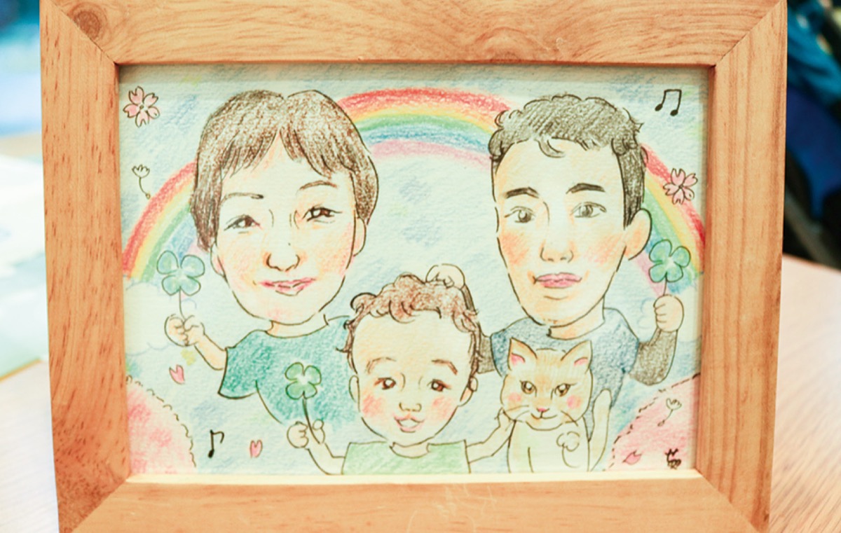 色鉛筆で描く額付きの似顔絵