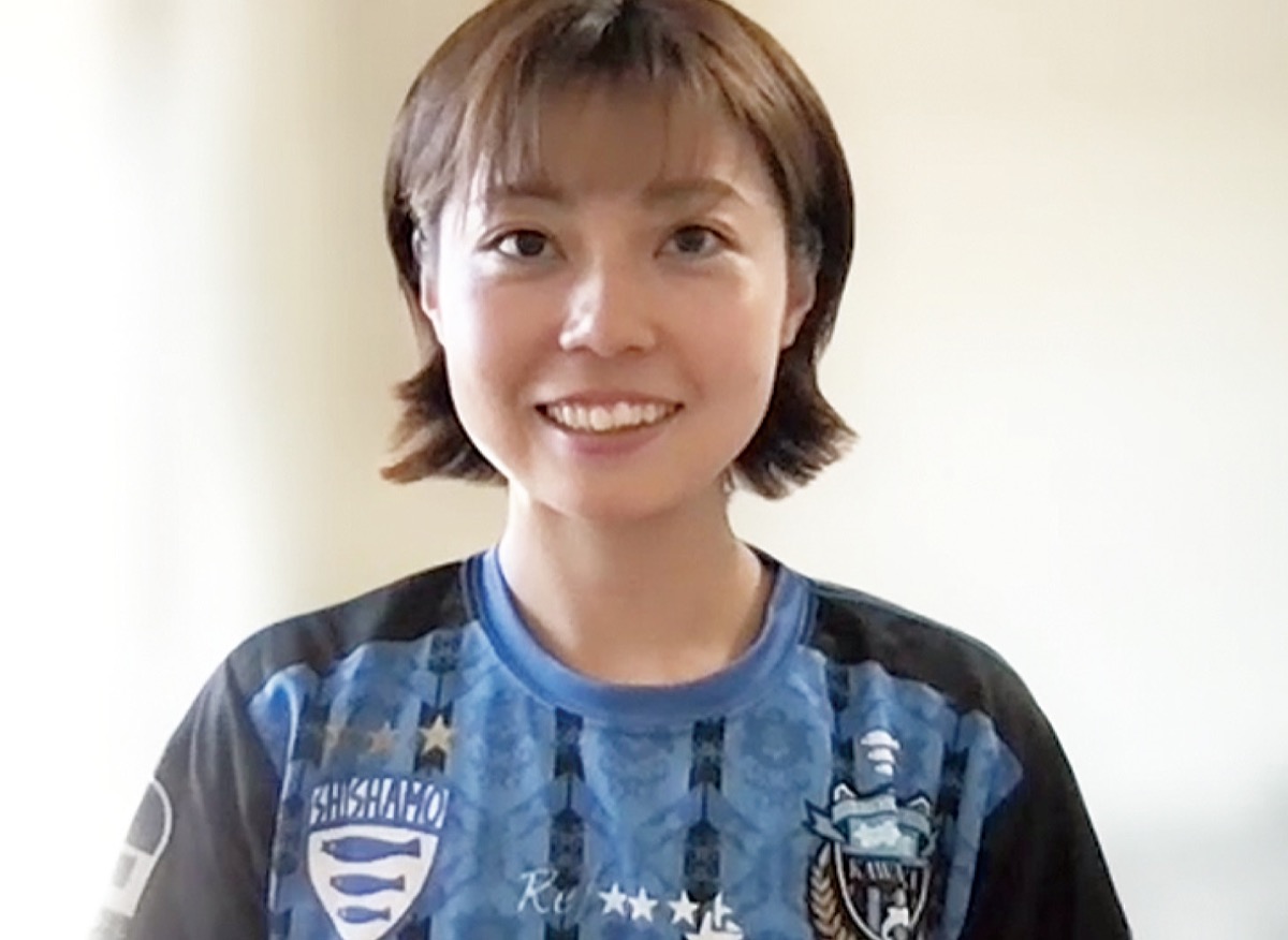 自前のユニフォームでリモート取材に応じる卜部さん