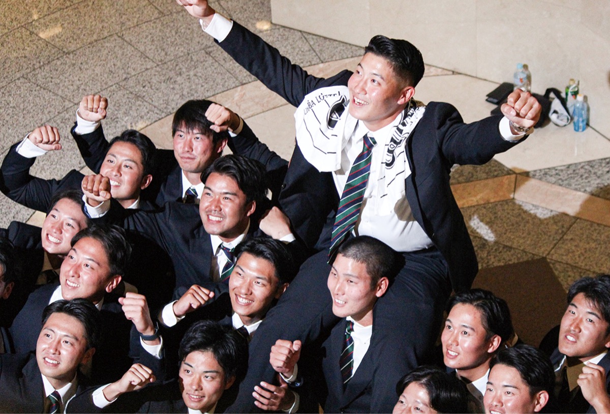 喜びを分かち合う野球部員ら