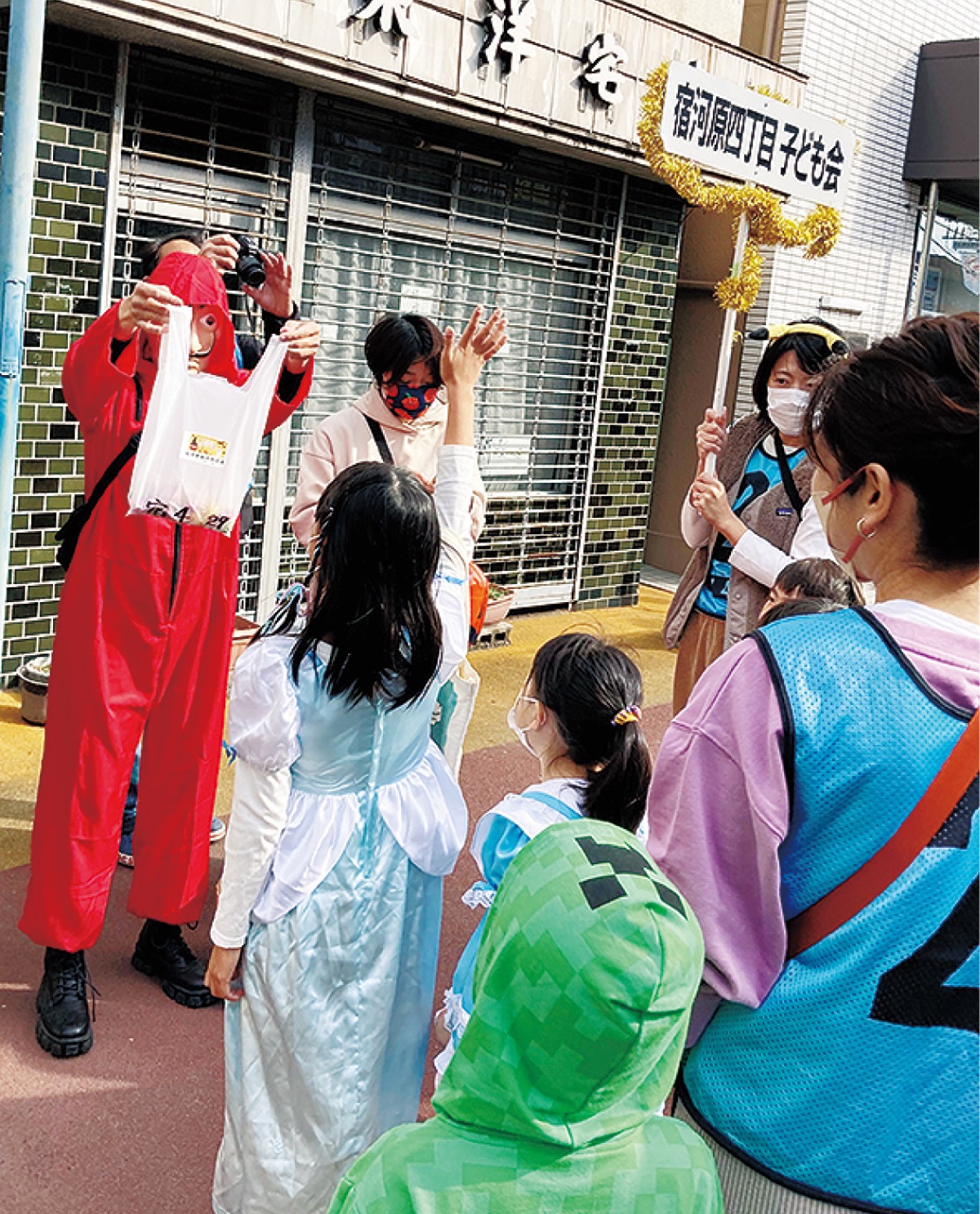 商店会でお菓子をもらう参加者