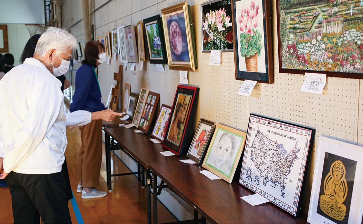 会場に展示された趣味作品を見る参加者
