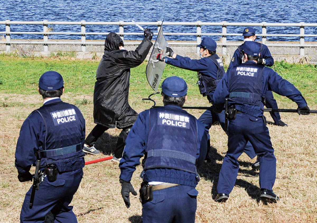 刃物を持った被疑者を検挙する訓練