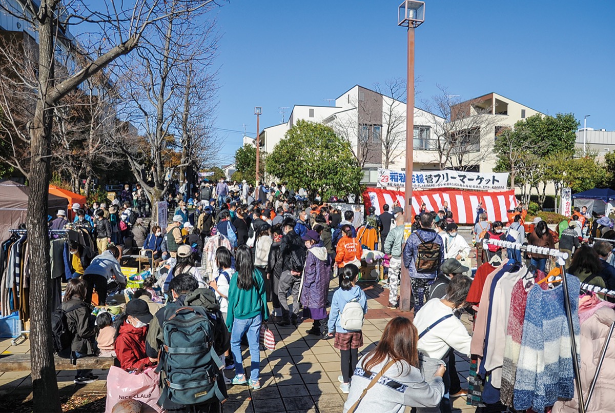 開始直後から大勢の人でにぎわう川崎菅星ヶ丘郵便局前の広場