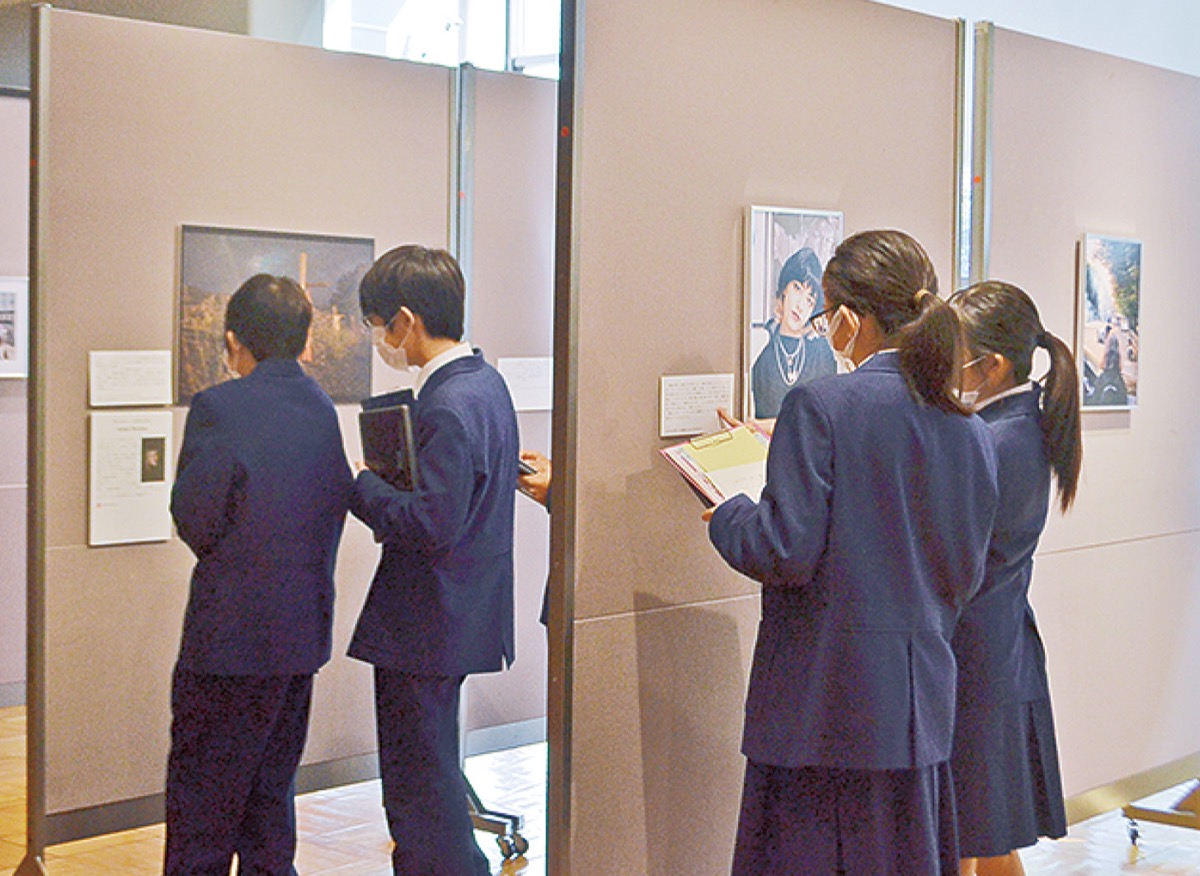 熱心に見入る見学者ら