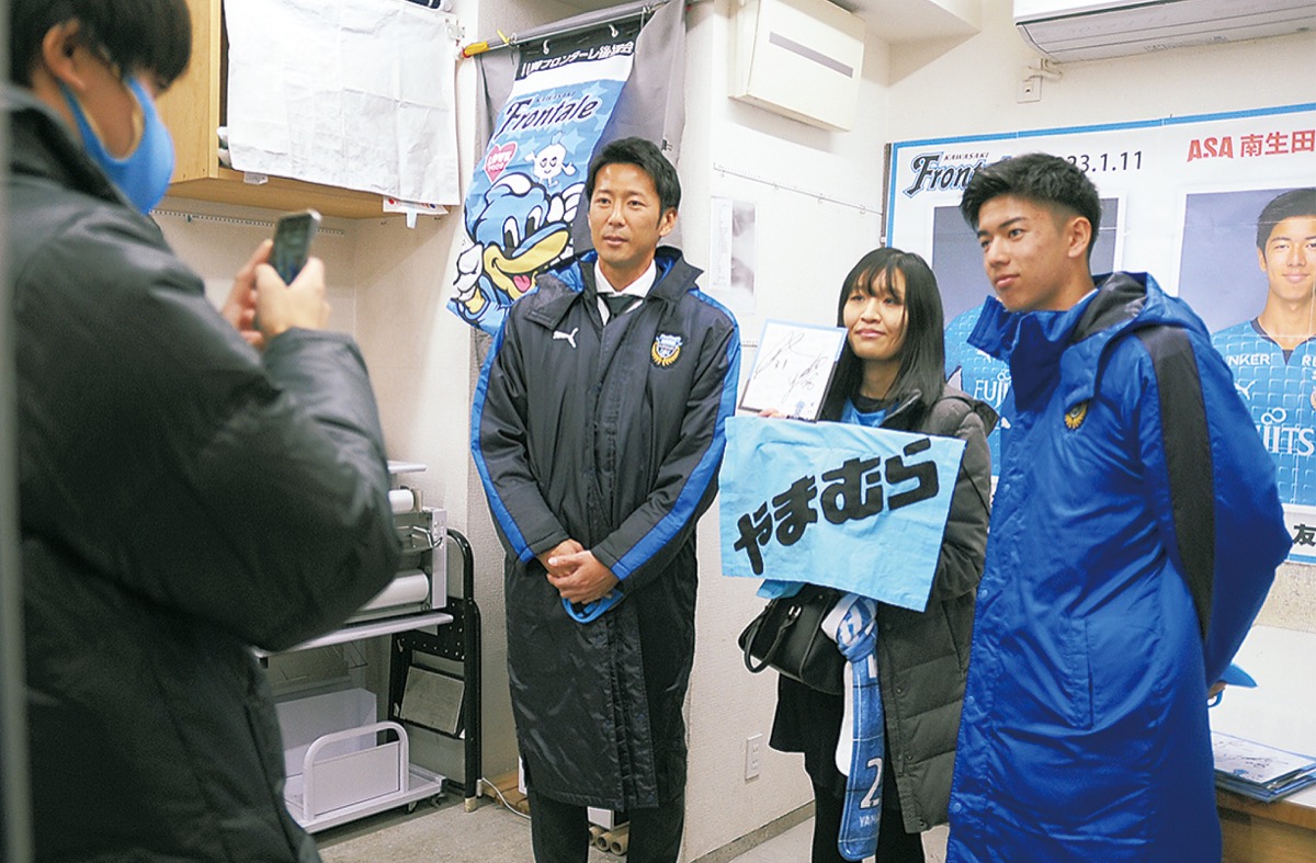 長沢に訪れた大関選手(右)、山村選手