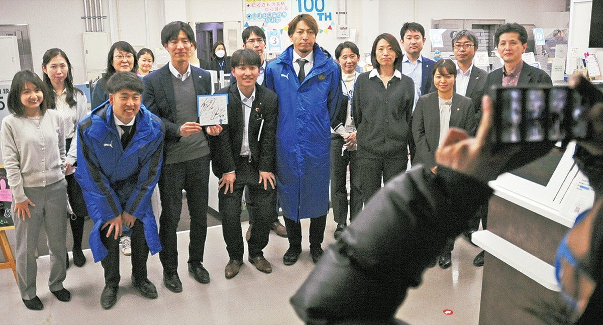 川崎信用金庫中野島支店で撮影した早坂選手と上福元選手ら