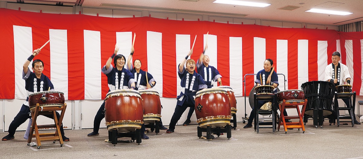 太鼓演奏で会場に花を添えた小林代表(右)と道場生ら