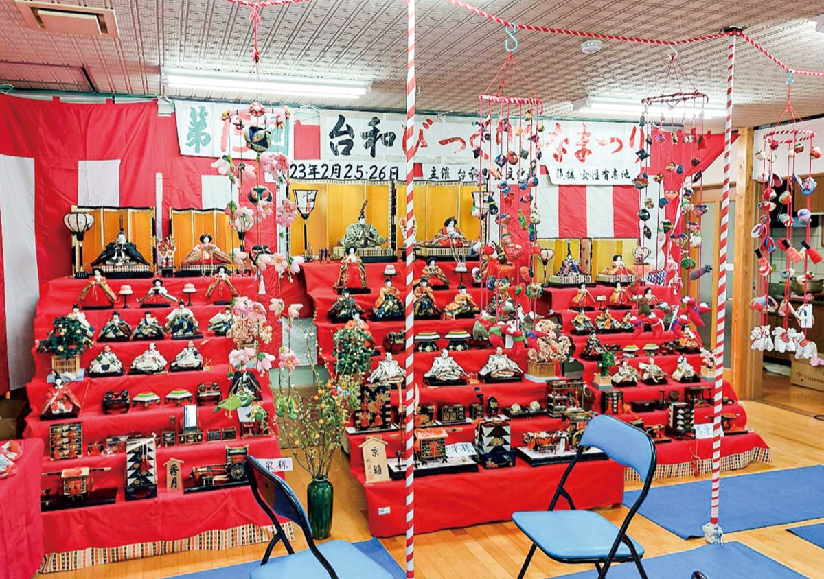会場を彩った複数の雛人形やつるし雛