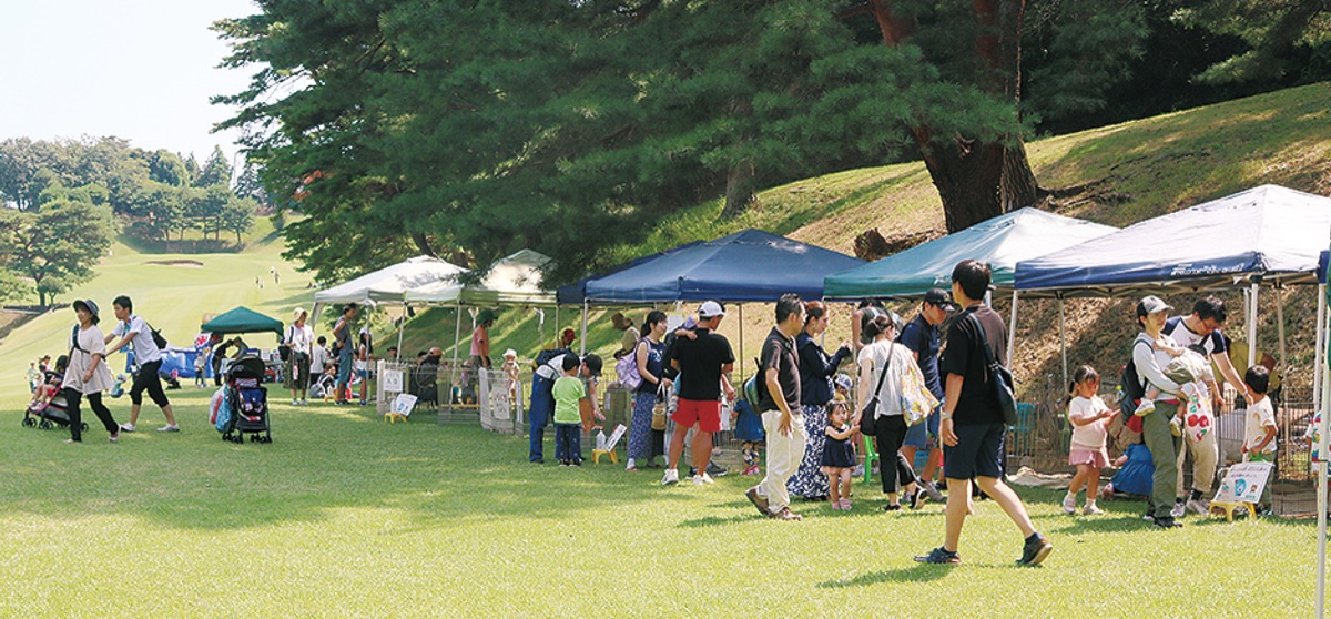 にぎわうゴルフ場内