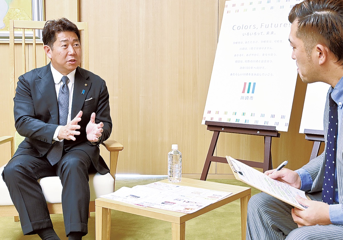 成長戦略へのビジョンを示す福田市長(左)