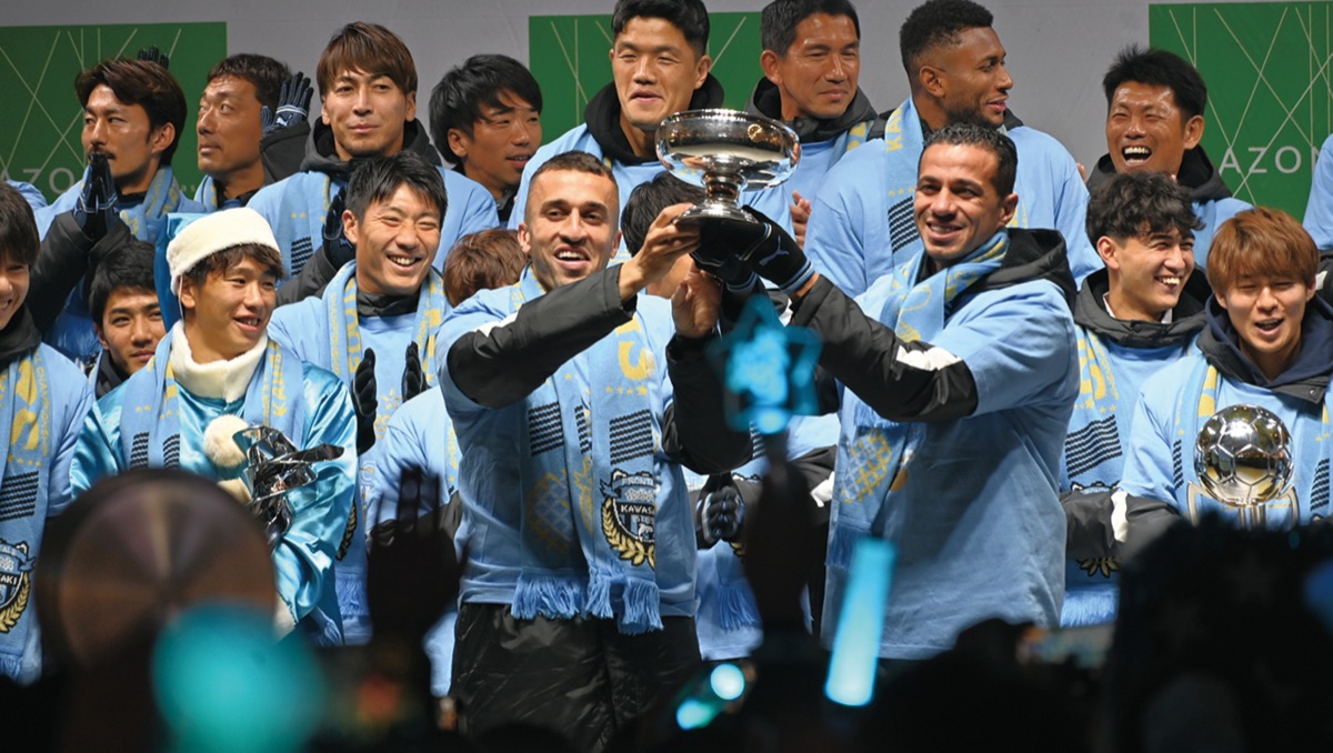 カップを掲げるダミアン選手（右）とシミッチ選手