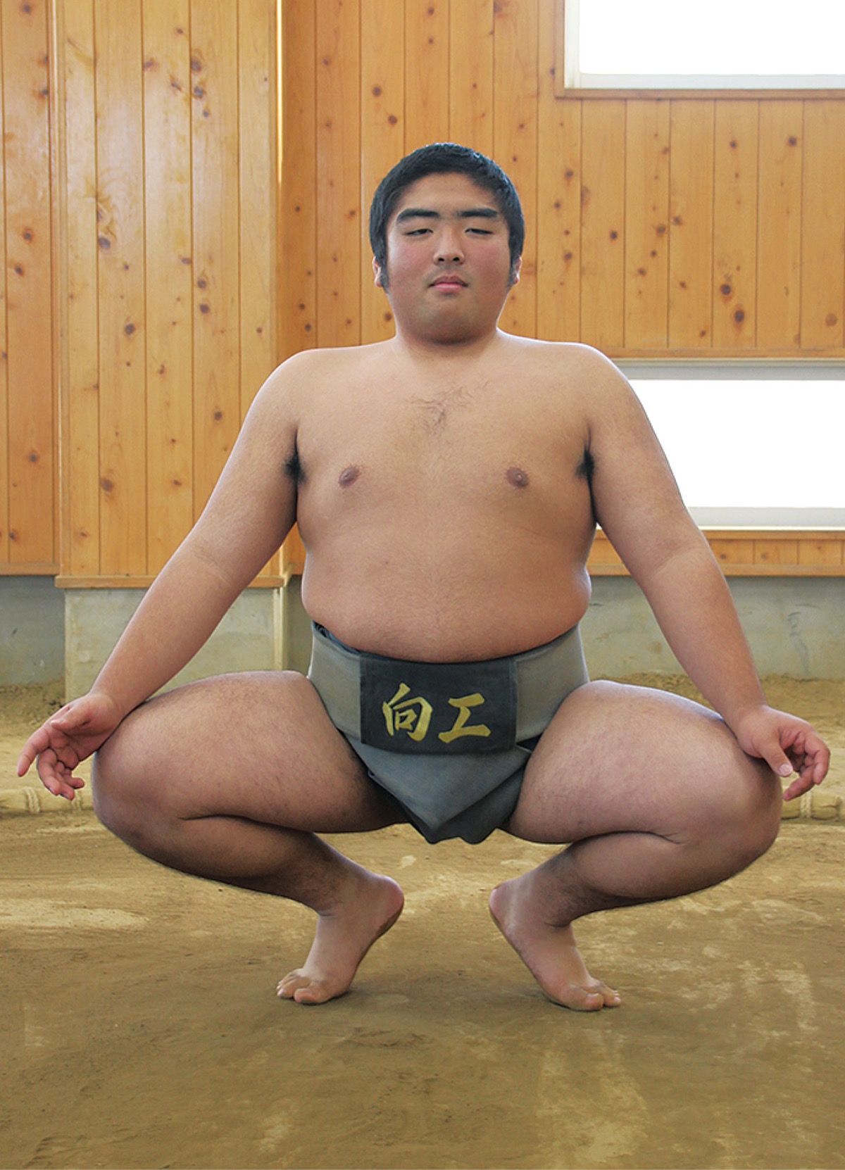 蹲踞（そんきょ）をする秋山さん