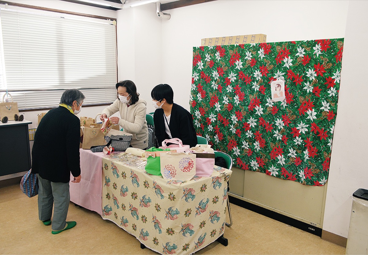 菅ふるさと祭りでの手芸展示の様子