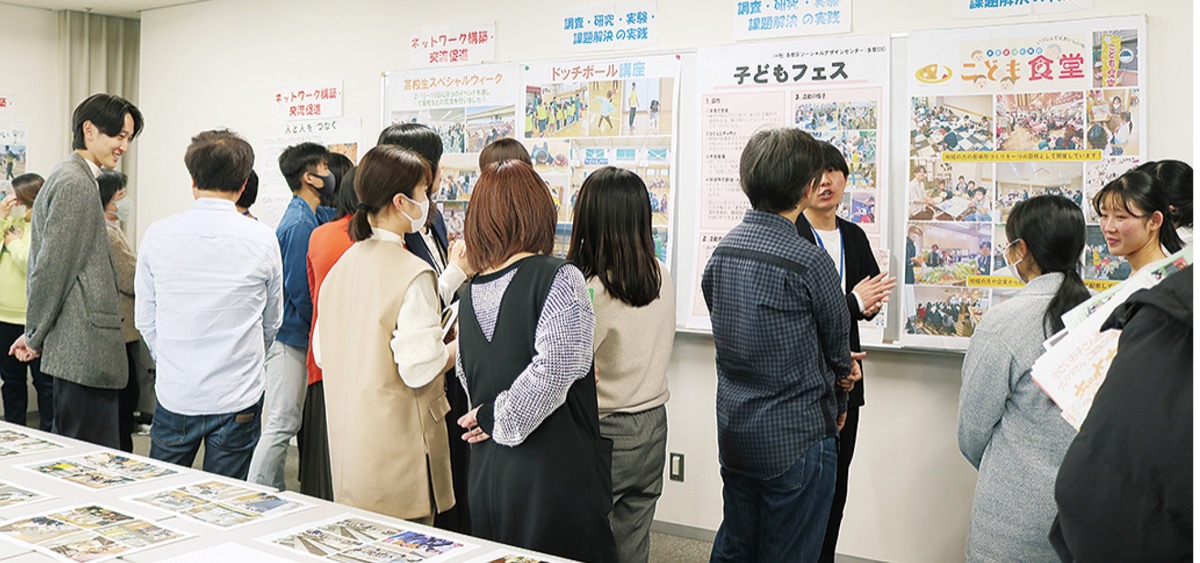 ＳＤＣメンバーと交流する来場者