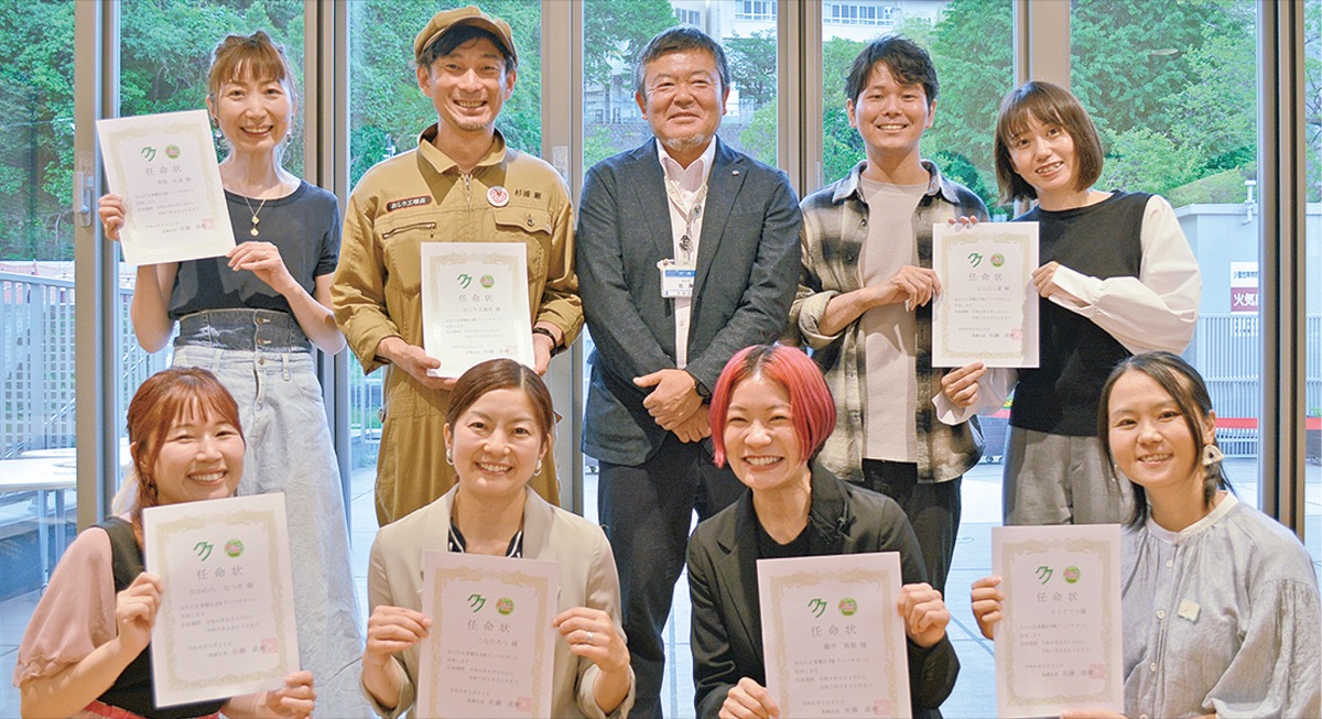 佐藤区長（後列中央）とアンバサダー
