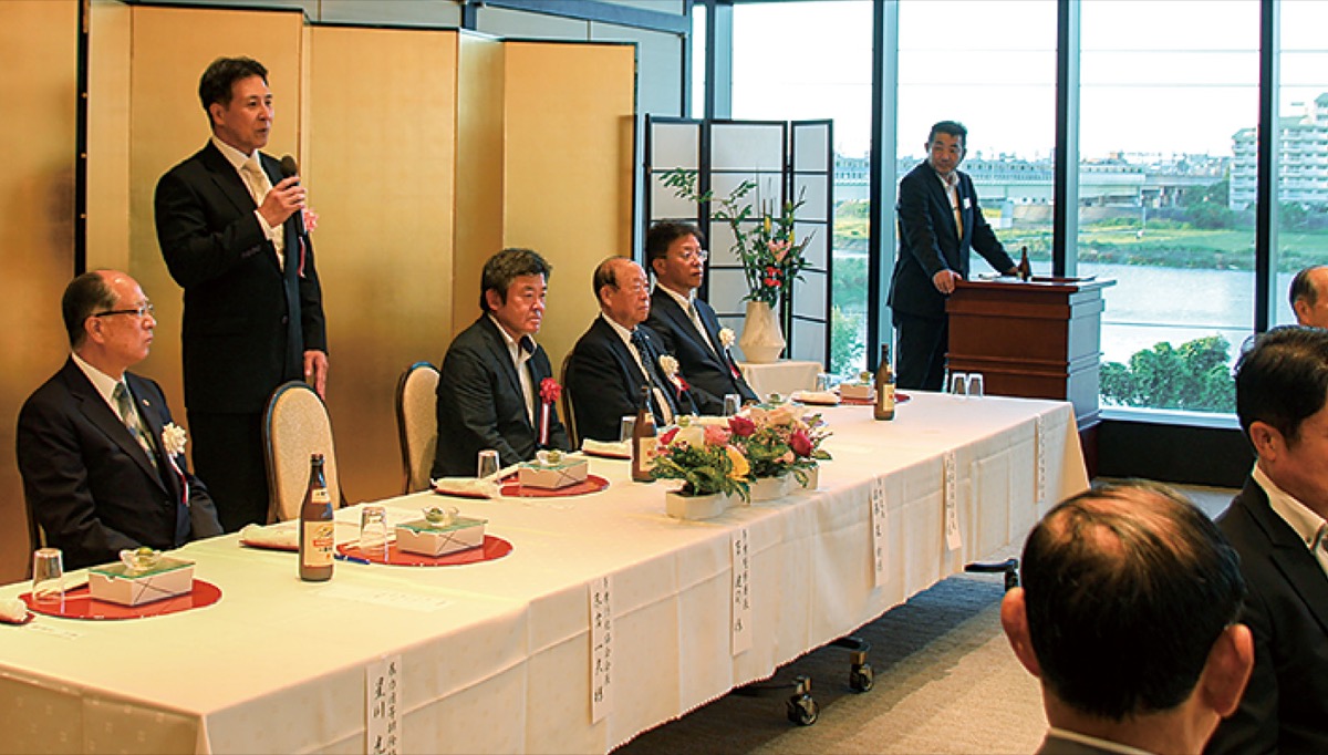 あいさつする菅署長