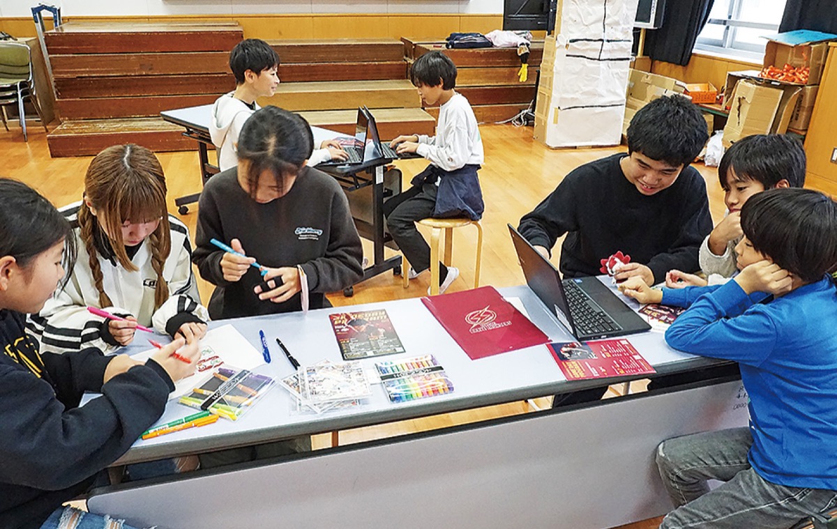 準備を進める平間小6年3組の8人