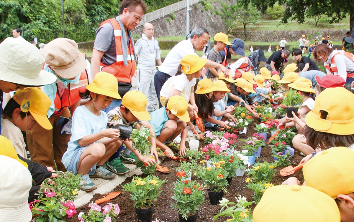 広場の花壇に花植え