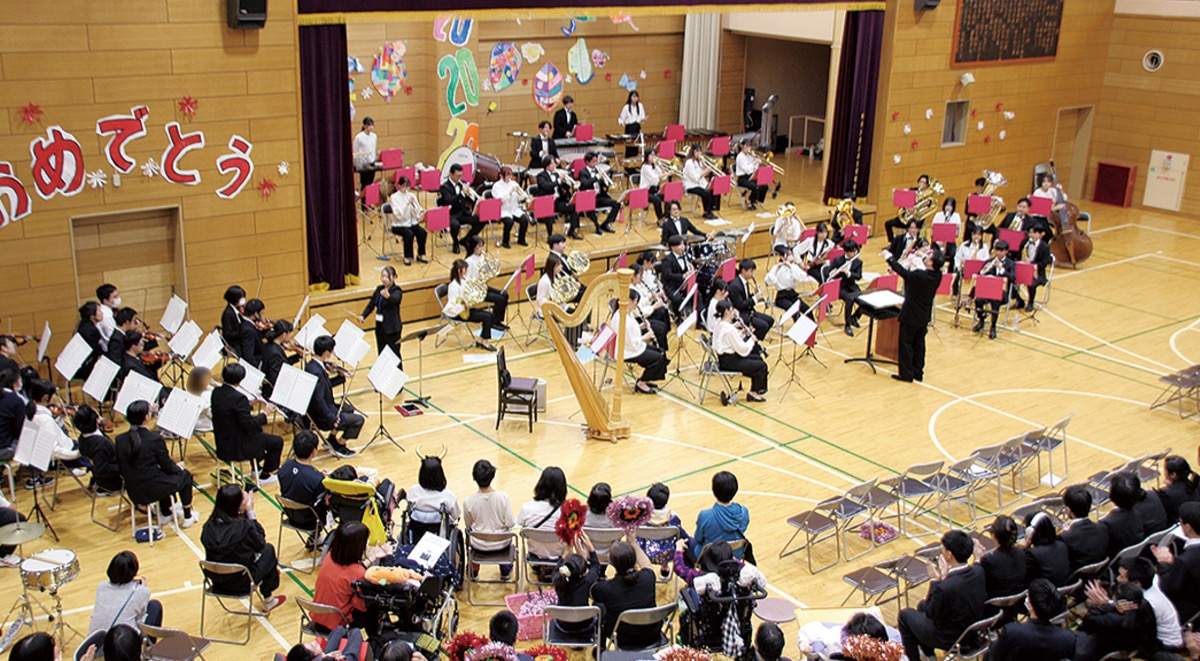 笑顔で二十歳祝う