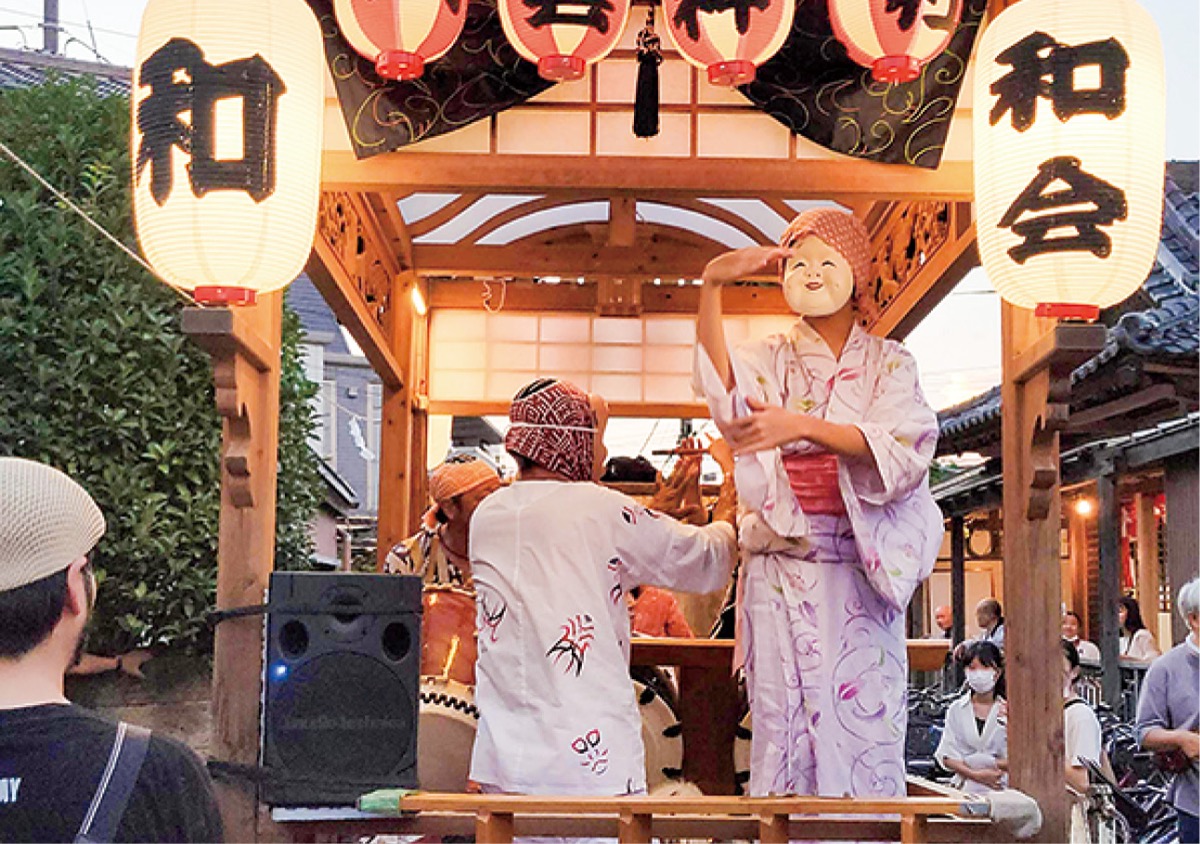 おかめを踊る小林さん＝提供