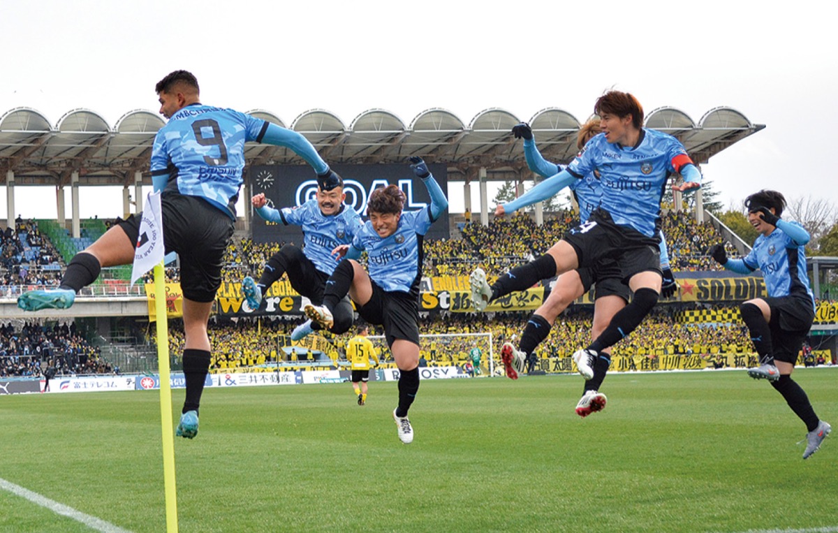 得点を喜ぶエリソン選手(左)ら