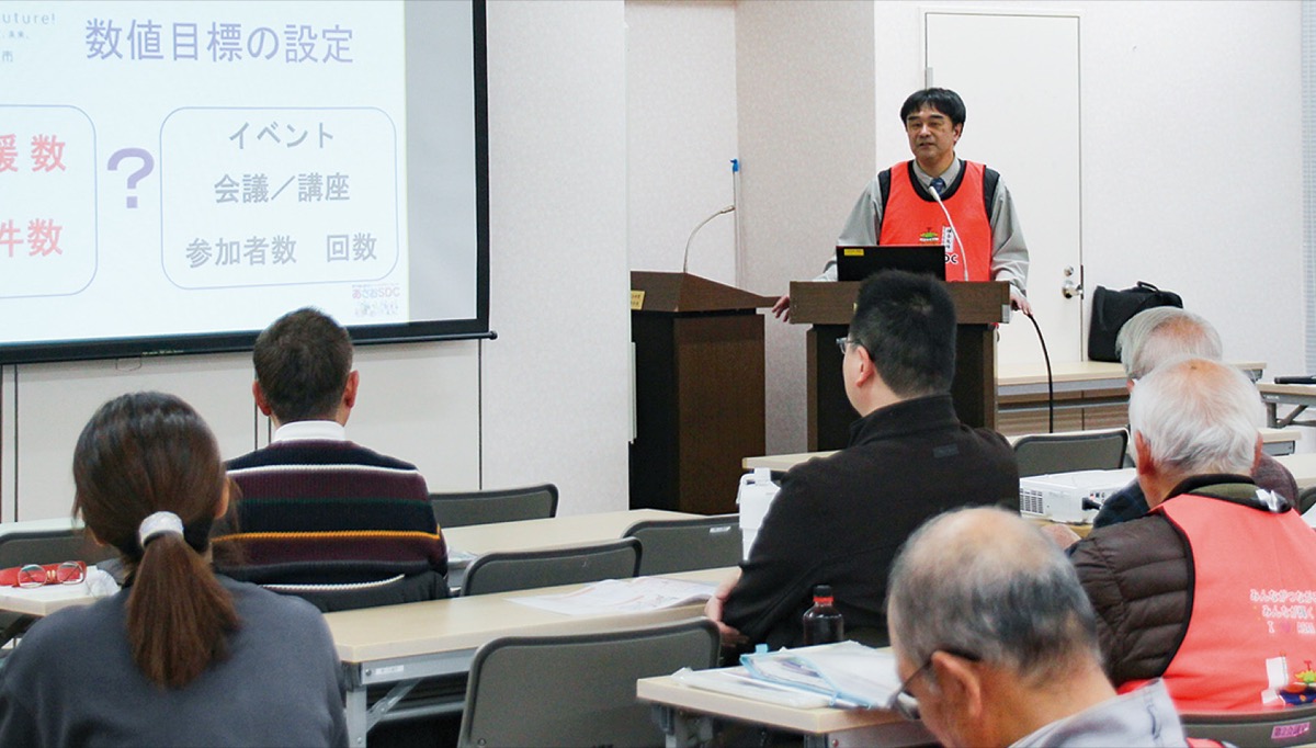 活動を報告するあさおSDCの俵代表理事