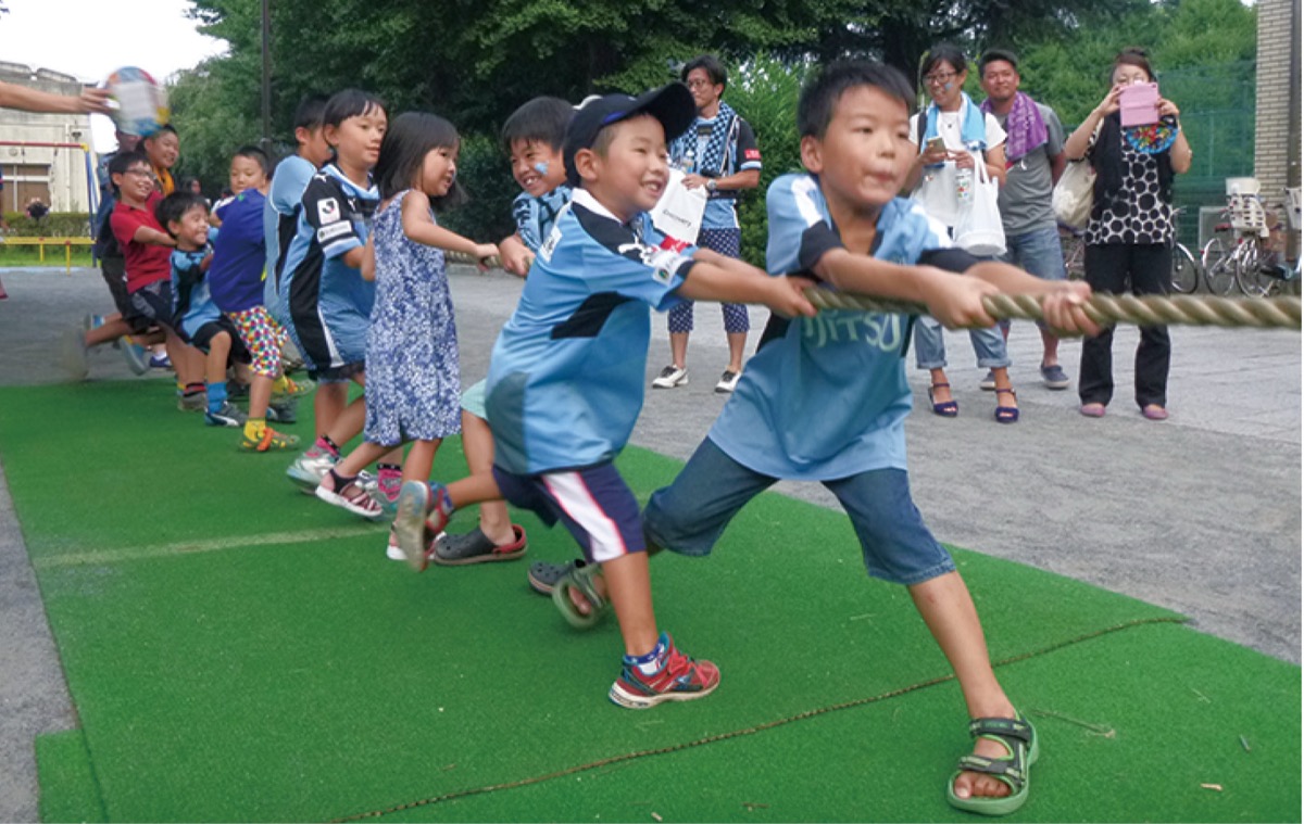 綱引きをする子どもたち