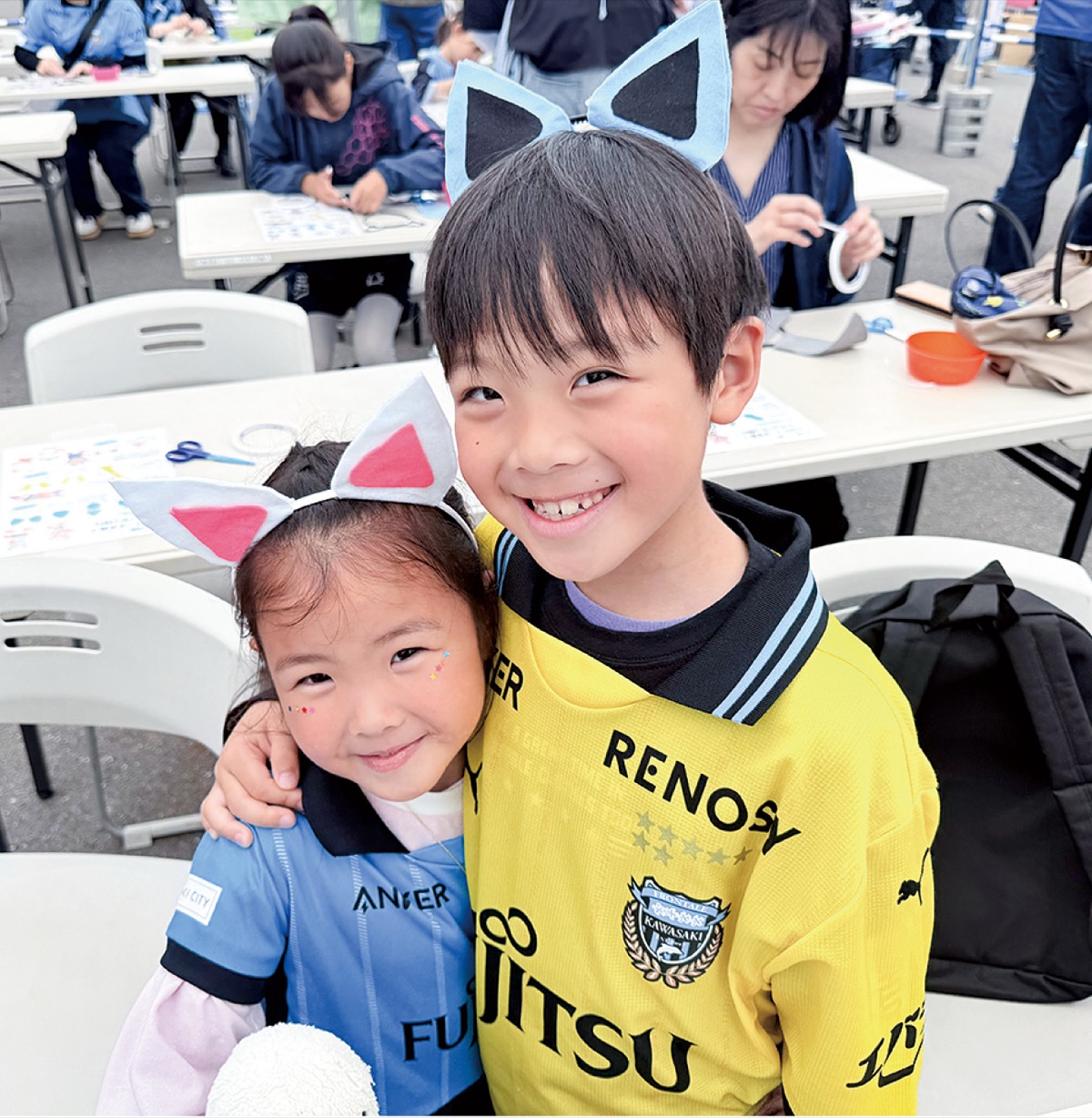 カチューシャを付ける子ども