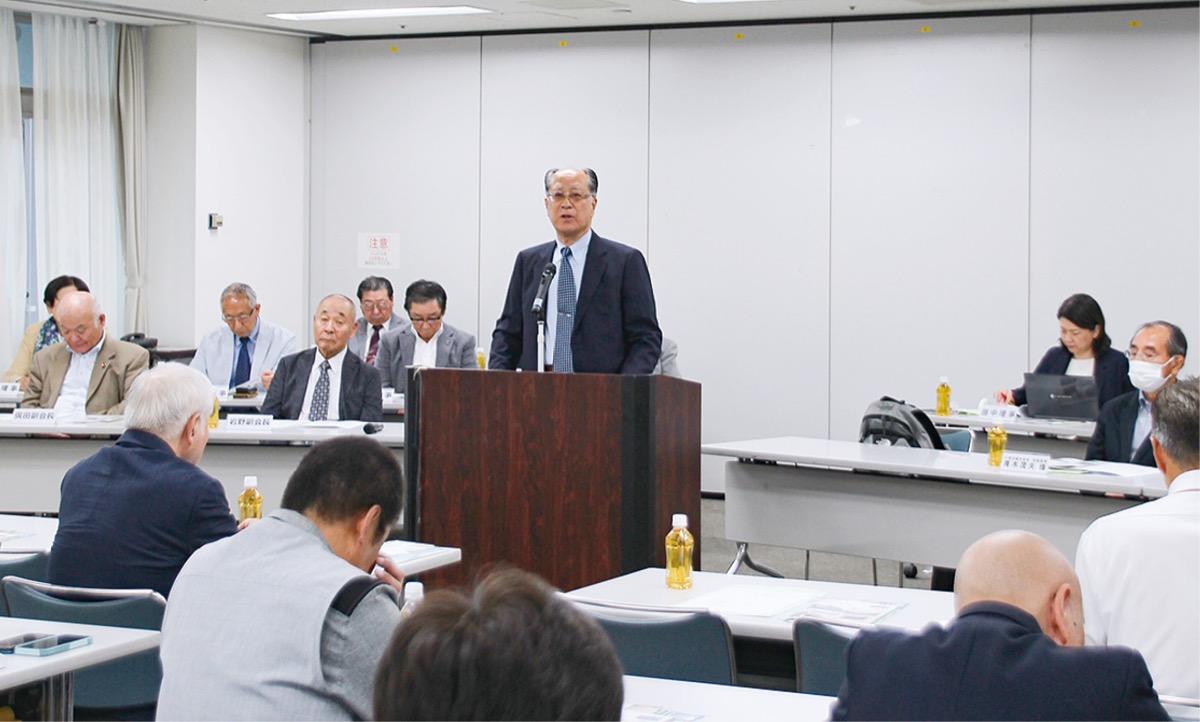 あいさつする末吉会長