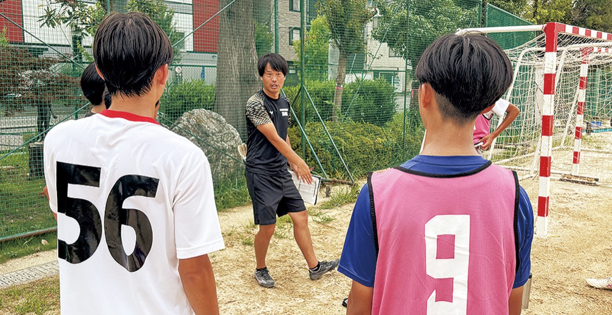 ミニゲーム後に技術をアドバイスする教諭