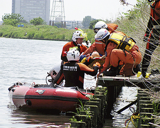 水難者を陸に引き上げる訓練