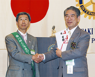 内田会長（左）から上澤ガバナーへ目録贈呈
