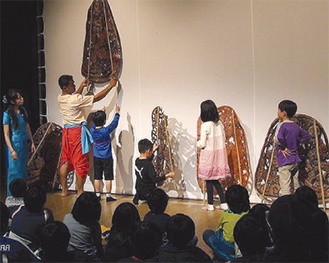 カンボジアの伝統影絵芝居に挑戦する子どもたち