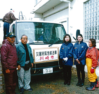 自転車を届けた松井さん（左から2人目）