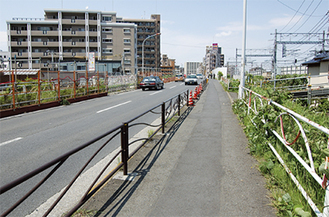 「上丸子こ線橋」と東海道新幹線の路線（右）。最も接近している箇所は約４ｍほど。