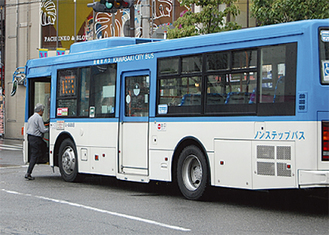 市バスは人々の重要な交通手段
