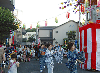 祭りに華添えた日本舞踊