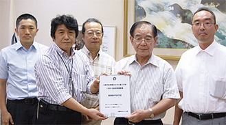 適合証を手にする松尾理事長（左から2人目）