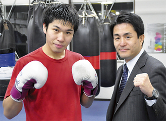 激しいトレーニングに汗を流す黒田選手（左）と新田会長