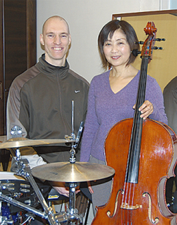 吉濱さん（右）とドラムのトニー・ホルロイドさん