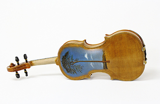 演奏家がリレー形式で音を奏でる被災木材でつくられたバイオリン（写真提供／命をつなぐ木魂の会）