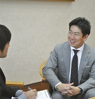 市のビジョンを語る福田市長（右）