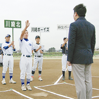 福田市長の前で選手宣誓