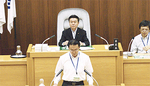 決算議案説明する大村財政局長（手前）と委員長の松川