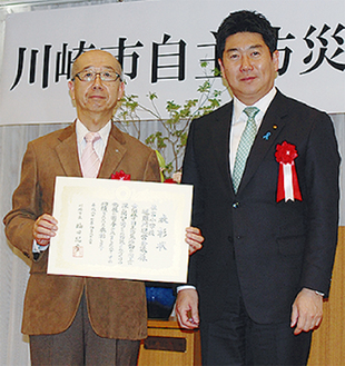 市長から表彰を受けた運営会議の内田治彦さん