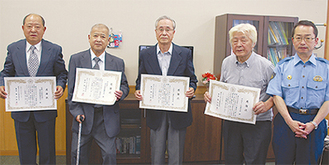 左から大嶽良彦さん、西澤和夫さん、櫻井英男さん、横山貴さん、陶山署長