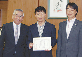 左から藤本会長、福岡署長、齋藤友嘉さん